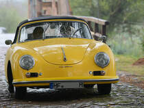 Ein quitschegelbes Porsche 356A Cabrio im Jahr 2012 an einem verregneten Augusttag.