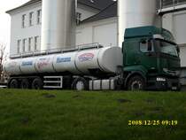 Selbst zum Heiligabend wurden die Milchtanks an der Molkerei in Bergen/R�gen aufgef�llt.Hier steht ein Renault-LKW beim Abf�llen in der Molkerei.