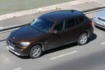 BMW X1 parkt am Donauufer in Budapest, 18.6.2016