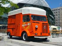 Ein Citroen H dient als  Spritz Bar  im Lokal Balna Teraz (Wal Terassen - warum es so heißt, muss man sich ansehen) in Budapest, 18.6.2016