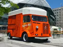 Ein Citroen H dient als  Spritz Bar  im Lokal Balna Teraz (Wal Terassen - warum es so heißt, muss man sich ansehen) in Budapest, 18.6.2016