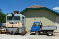 Kleiner Multicar-Transporter neben dem Führerstand einer Elok im Eisenbahnmuseum in Budapest, 18.6.2016