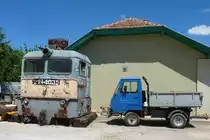 Kleiner Multicar-Transporter neben dem Führerstand einer Elok im Eisenbahnmuseum in Budapest, 18.6.2016