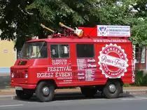 FSC Żuk (Polnisch für Käfer) macht Werbung für eine Musikbar in Debrecin, 26.6.2016