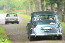 Luxus aus den sechziger Jahren - ein Bentley S3 Continental hinter einem Mercedes-Benz Cabriolet (Nehringen, August 2012)