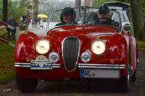 Ein roter Jaguar XK120 OTS an einem verregneten Augusttag im Jahr 2012