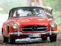 Ein rotes Mercedes-Benz 190SL Cabriolet im August 2012