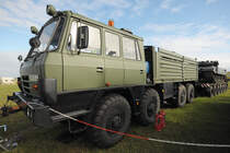 Eine Tatra 815 8x8 mit Schwerlastanhänger, beladen mit einem Kampfpanzer vom Typ T72. (Kecskemét, August 2010)