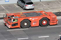  Schopf  Flugzeugschlepper ein altes Überbleibsel der guten alten LTU gesehen am Flughafen Düsseldorf 10.3.2017