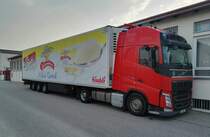 Volvo FH500 mit Werbung für die bekannte Quarkspeise. Eggenfelden 15.03.2017