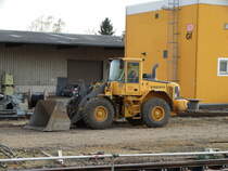 Volvo Radlader am 14.03.17 in Gelnhausen Bhf vom Bahnsteig aus fototgrafiert