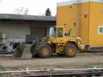 Volvo Radlader am 14.03.17 in Gelnhausen Bhf vom Bahnsteig aus fototgrafiert