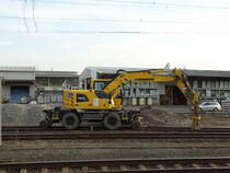 Spitzke Gleisbau Liebherr 922 Rail am 14.03.17 in Gelnhausen Bhf vom Bahnsteig aus fototgrafiert