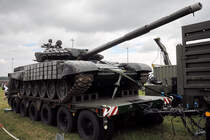 Ein Panzer T-72AV mit Reaktivpanzerung auf einem Schwerlastanhänger (Kecskemét, August 2010)