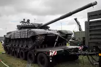 Ein Panzer T-72AV mit Reaktivpanzerung auf einem Schwerlastanhänger (Kecskemét, August 2010)