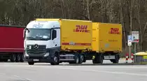 MB Actros verlässt den Rastplatz an der A 81, März 2017
