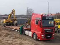 Verladung eines Zweiwegebagger`s,am 03.März 2017,auf einem MAN Schwerlasttransporter,auf einem Feldweg beim Bahnhof in Bergen/Rügen.