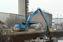 Terex Fuchs 360 Umschlagmaschine am 13.03.2017 im Magdeburger Hafen.