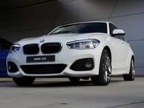 BMW 125i als Schaustück im Bereich U-Bahn Haltestelle Olympiapark in München; 170311