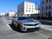 Chevrolet-ZL1, so steht es zumindest auf der Heckklappe dieses Wagens, dreht in München eine Runde; 170312