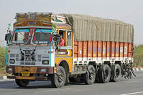 TATA 3118, 17.Februar 2017, Jaipur Kishangarh Expressway, Rajasthan, Indien.