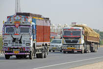 Ein TATA 2518 und ein moderner Ashok Leyland, 17.Februar 2017, Indien.