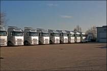 Teil des Fuhrparks der  D�nninghaus Transporte : Recht Fabrikneu wirkende Volvo FH mit 500 bzw. 440PS Euro5 Wechselbr�ckenfahrzeuge.

