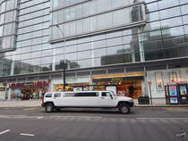 Ein gestretchter Hummer C2 in London (März 2013)