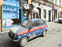 Ein Polski Fiat 126p als Werbeträger für ein indisches Restaurant in Krakau (April 2014)