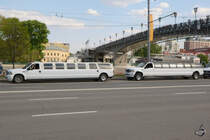 Zwei gestretchte Ford´s in Moskau (Mai 2015)