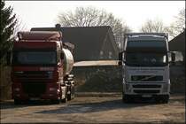 DAF 95XF mit Siloauflieger und ein VOLVO FH in Haltern am See. (27.12.2008)
