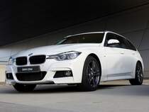 BMW 330d als Schaustück im Bereich U-Bahn Haltestelle Olympiapark in München; 170311