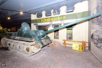 Nachgestellte Szene aus dem zweiten Weltkrieg mit einem sowjetischen Jagdpanzer Su-100 (Duxford, September 2013)