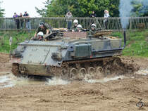 Die Fahrt mit dem leicht gepanzerten Mannschaftstransporter FV 432 APC macht augenscheinlich viel Spaß (Duxford, September 2013)