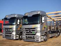 Zwei  Niglnaglneue  ACTROS2541 warten auf ihre Aufbauten; 081228