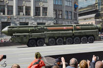 Ein schwerer 16×16-Allrad-Lkw MZKT-79221 mit der mobilen ballistischen Interkontinentalrakete RS-12M1 Topol-M1 / SS-27 Sickle-B auf  (Moskau, Mai 2016)