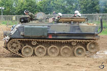 Mitfahrgelegenheit auf einem leicht gepanzerten Mannschaftstransporter FV 432 APC in Duxford (September 2013).