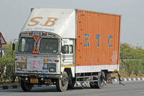 TATA 1813, 17.Februar 2017, Jaipur Kishangarh Expressway, Rajasthan, Indien.