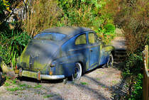 Volvo 444 Oldtimer Wrack, in Herzogenrath gesehen 23.3.2016. Aufnahme vom Parkplatz einer Gaststätte.