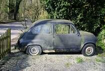 Fiat 600 Oldtimer Wrack, in Herzogenrath gesehen 23.3.2016. Aufnahme vom Parkplatz einer Gaststätte.