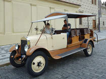 Ein Laurin&Clement Cabriolet (als kreativer Nachbau) in der Prager Altstadt (September 2012)