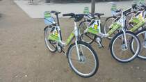 Lidl-Bike Berlin: Der erste neue Mietrad-Großanbieter in Berlin ist fast der alte. Nachdem die Stadt Berlin die Zusammenarbeit mit dem Anbieter Call-a-Bike gekündigt hat, hat dieser mit dem Discounter Lidl einen Sponsor gefunden und 3.500 Räder in Berlin verteilt. Diese sind nicht mehr stationsgebunden, allerdings bringt die Rückgabe an  virtuellen Stationen  wie hier dem S-Bahnhof Ostkreuz eine kleine Preisersparnis. Rückgabe ist nur innerhalb des S-Bahn-Rings möglich.

In einigen Wochen kommt der Leipziger Anbieter Nextbike hinzu, der mit der Stadt zusammen ein stationsgebundenes System aufbauen wird, das voraussichtlich nicht nur auf den Innenring beschränkt ist.

12.3.2017, Berlin Ostkreuz
