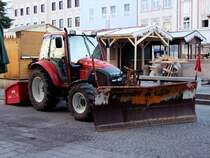 Lindner GeoTrac63 mit montiertem Schneepflug am Hauptplatz in Ried i.I.; 081229