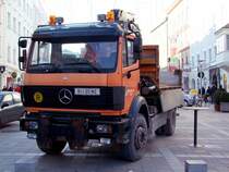 MB-1824 mit HIAB-Kranaufbau, der Stadtgemeinde Ried i.I. steht am Hauptplatz um die Weihnachts-Punschst�nde abzutransportieren; 081229