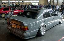 Mercedes-Benz E-Klasse W124 (Rückansicht) mit schöner Tuning, fotografiert auf der Automobil und Tuning Show, März 2017.