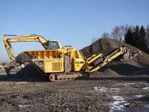 RUBBLE MASTER RM 80, der Bauschuttschredder bis 700mm Kantenl�nge und einer Brechleistung von bis zu 150to/h bei einer Endkorngr��e von ~70mm; 
sowie im Hintergrund der  Beschickungsbagger  Komatsu  avance PC200  haben  Weihnachtsruhe  auf der Bahnhofsbaustelle Neumarkt/Kallham; 081230