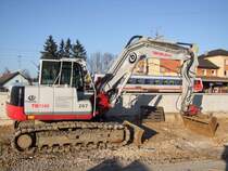 Takeuchi TB1140 schafft am Unterbau f�r das neue Gleisbett, im Hintergrund die Bahnsteigbetonfertigteile; Bahnhofsumbau Neumarkt/Kallham; 081230
