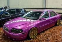 Violetter Volvo S80. Foto: Automobil und Tuning Show, März 2017.