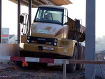 CATERPILLAR 725 knickgelenkter Muldenkipper steht am k�nftigen Gleisbett des neuen Bahnhofes Neumarkt/Kallham; 081230