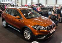 Suzuki SX4 S-Cross mit der Lackierung  Canyon Braun . Der Fotograft stammt vom 25.03.2017 (Automobil und Tuning Show)